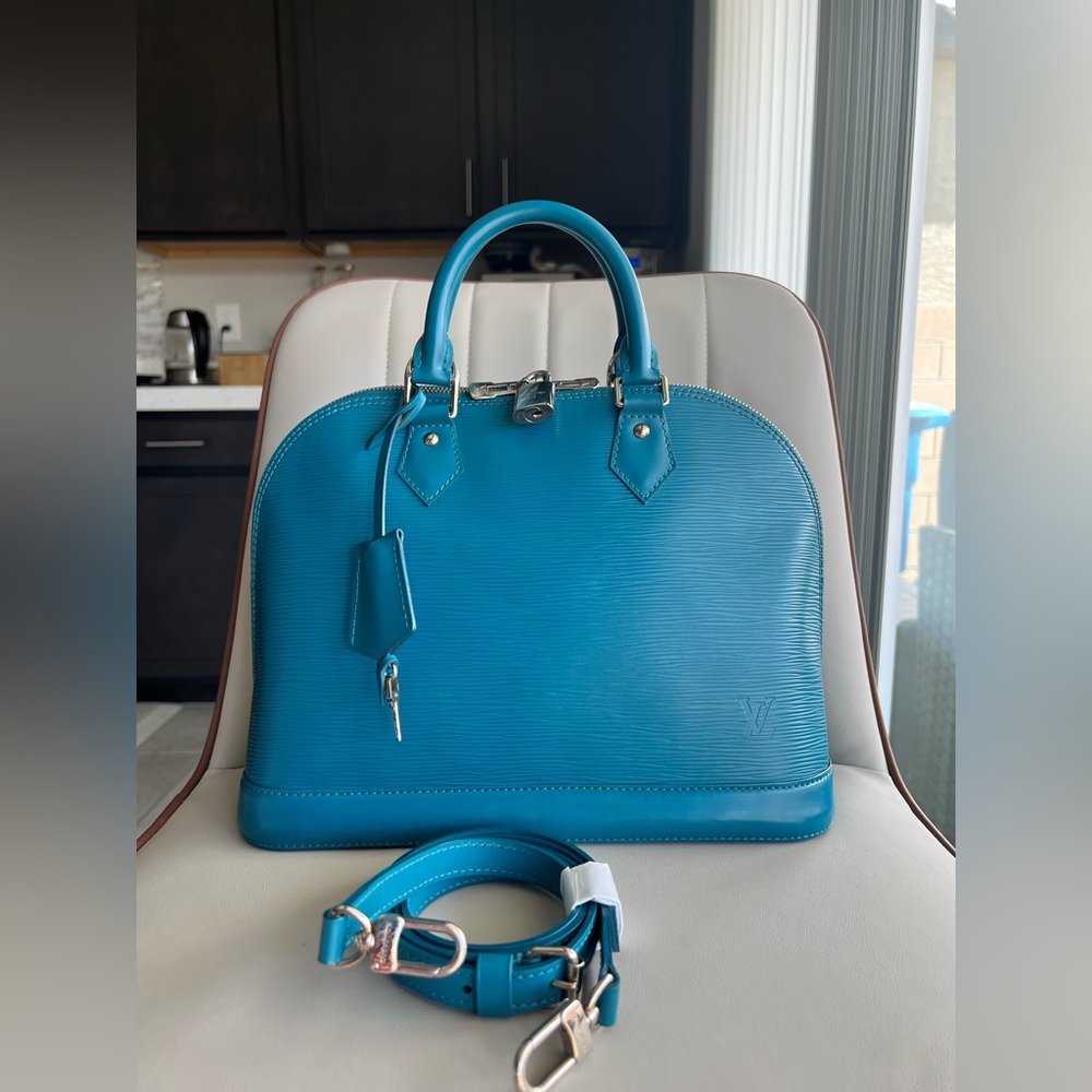 ❌❌SOLD❌❌

Louis Vuitton Alma PM with Strap (Teal Blue)